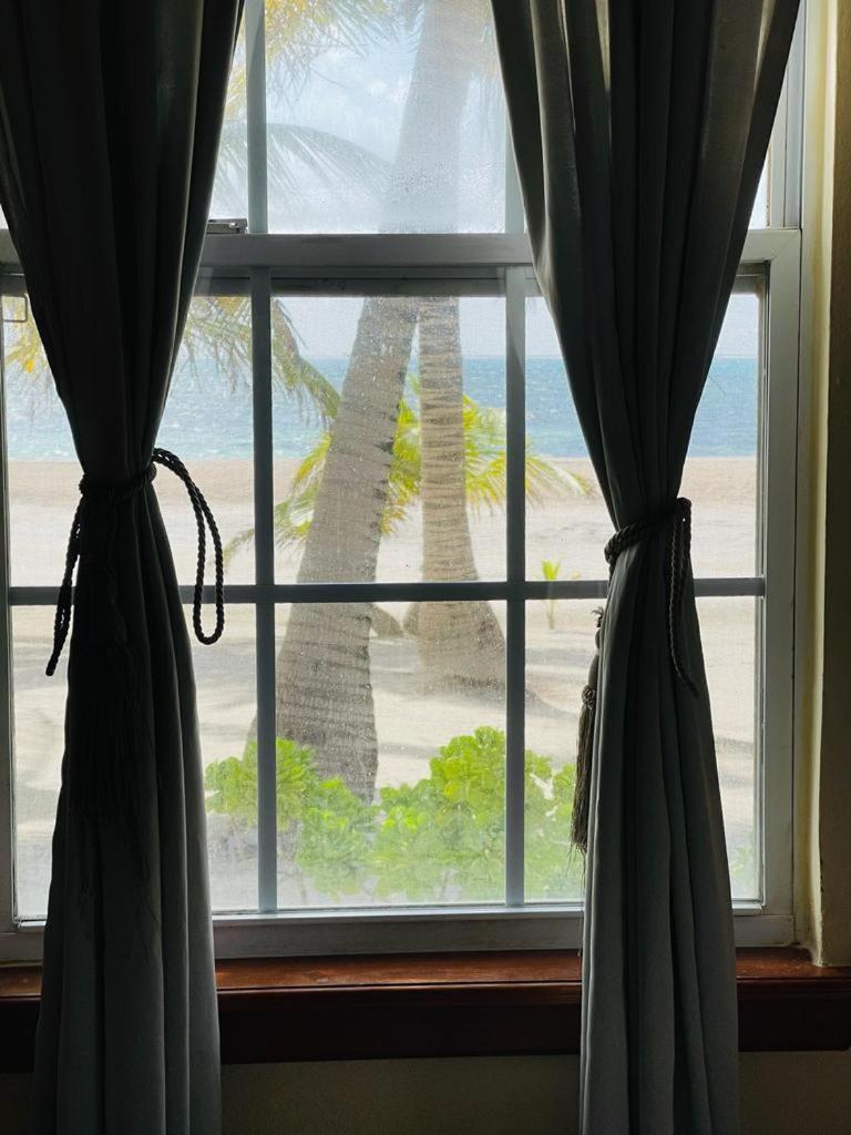 Royal Caribbean Resort Сан Педро Екстериор снимка