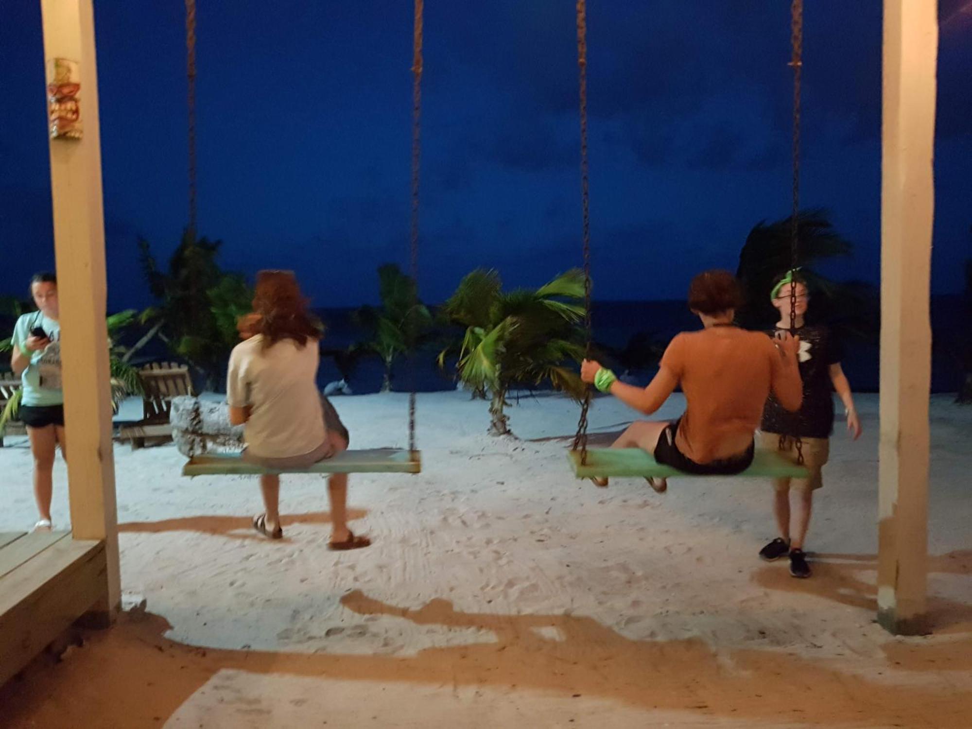 Royal Caribbean Resort Сан Педро Екстериор снимка